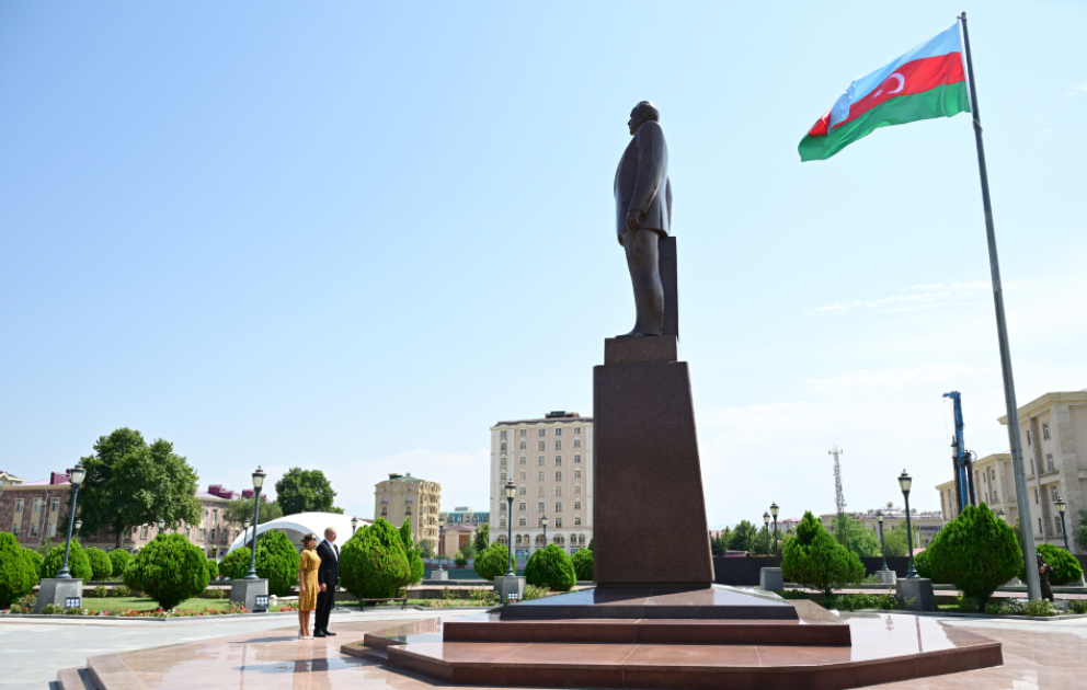 Президент Ильхам Алиев посетил памятник Общенациональному лидеру, установленный в центре города Нахчыван ВИДЕО