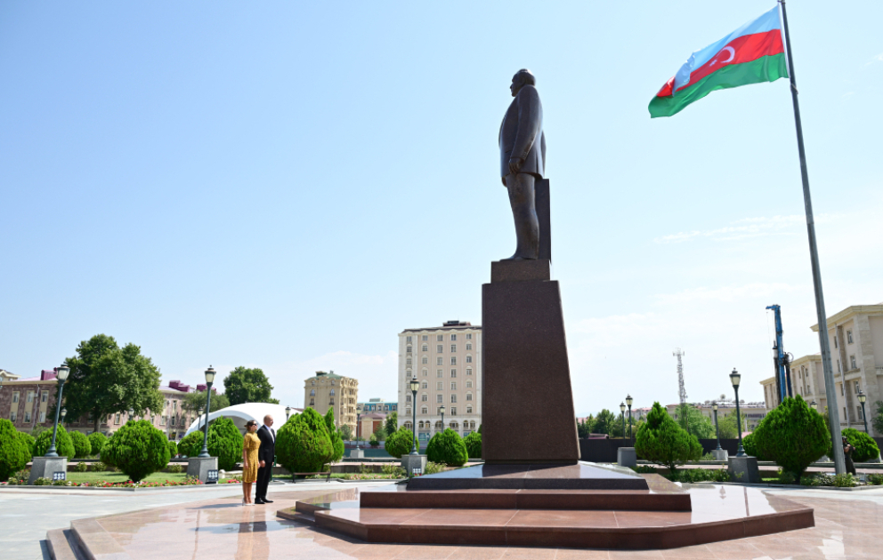 Nakhtchivan : Le président Ilham Aliyev visite le monument du Leader national Heydar Aliyev VIDEO