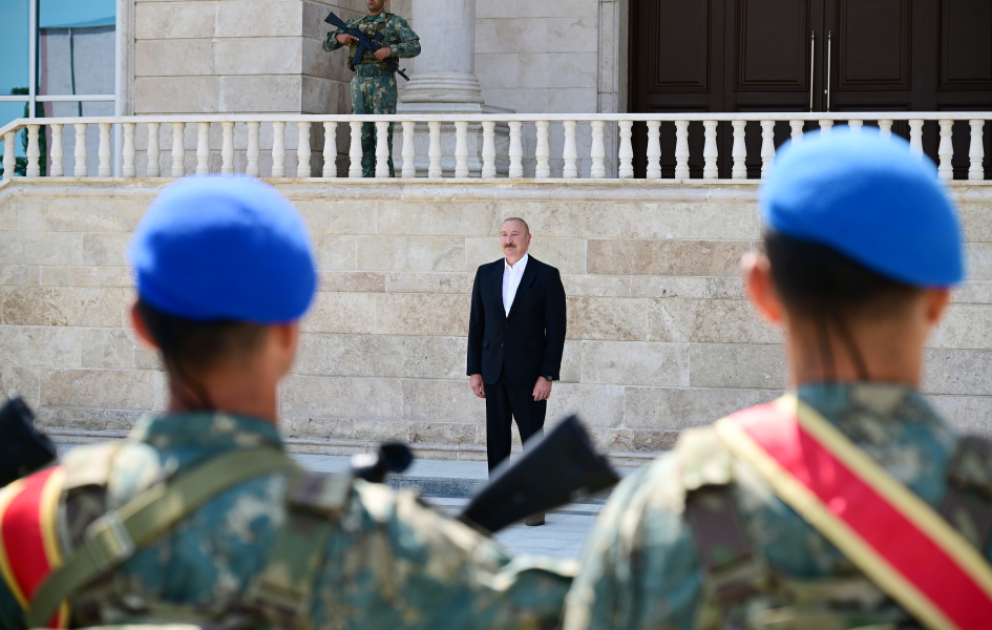 Prezident İlham Əliyev Əlahiddə Ümumqoşun Orduda yeni yaradılan komando hərbi hissələrinə Döyüş bayraqlarının verilməsi mərasimində iştirak edib  YENİLƏNİB  VİDEO