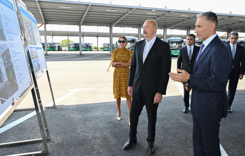 Präsident Ilham Aliyev besichtigt neue Elektrobusse und informiert sich über Modernisierung der Eisenbahninfrastruktur in Nachtschiwan AKTUALISIERT VIDEO