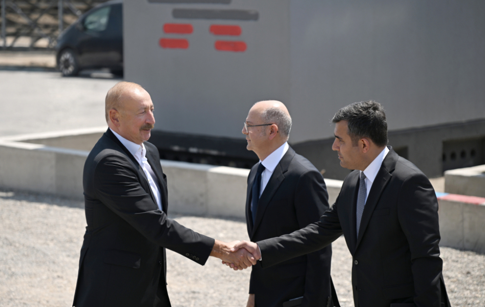 Nakhtchivan : Le président Aliyev inspecte les travaux réalisés dans les centrales solaires « Chems 1 » et « Guerbi Ufug » VIDEO