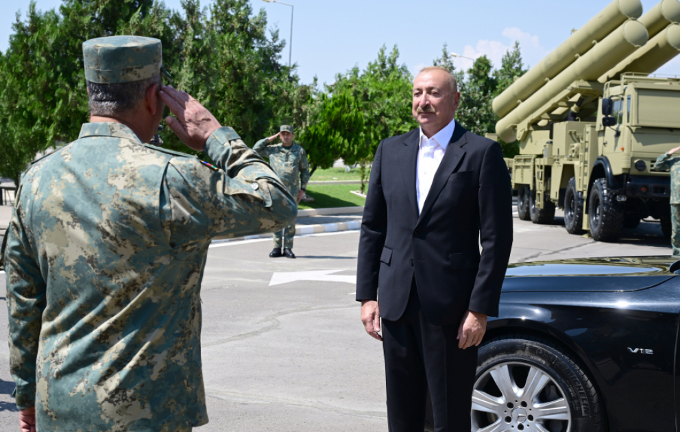 Le président Ilham Aliyev assiste à la cérémonie de remise des drapeaux de bataille aux nouvelles unités militaires de commandos de l'Armée combinée séparée VIDEO