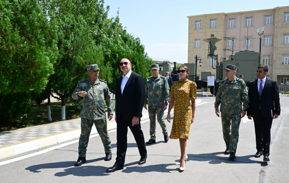 President Ilham Aliyev attended ceremony to present Battle Flags to newly established commando military units of Separate Combined Arms Army VIDEO