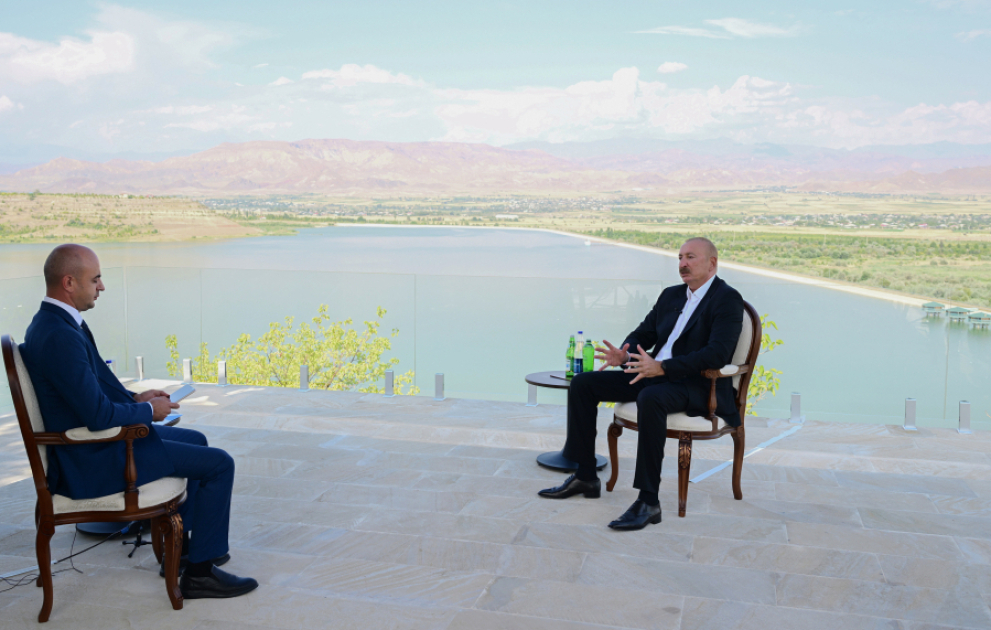 Präsident Ilham Aliyev gibt dem Aserbaidschanischen Fernsehen in Nachtschiwan Interview VIDEO