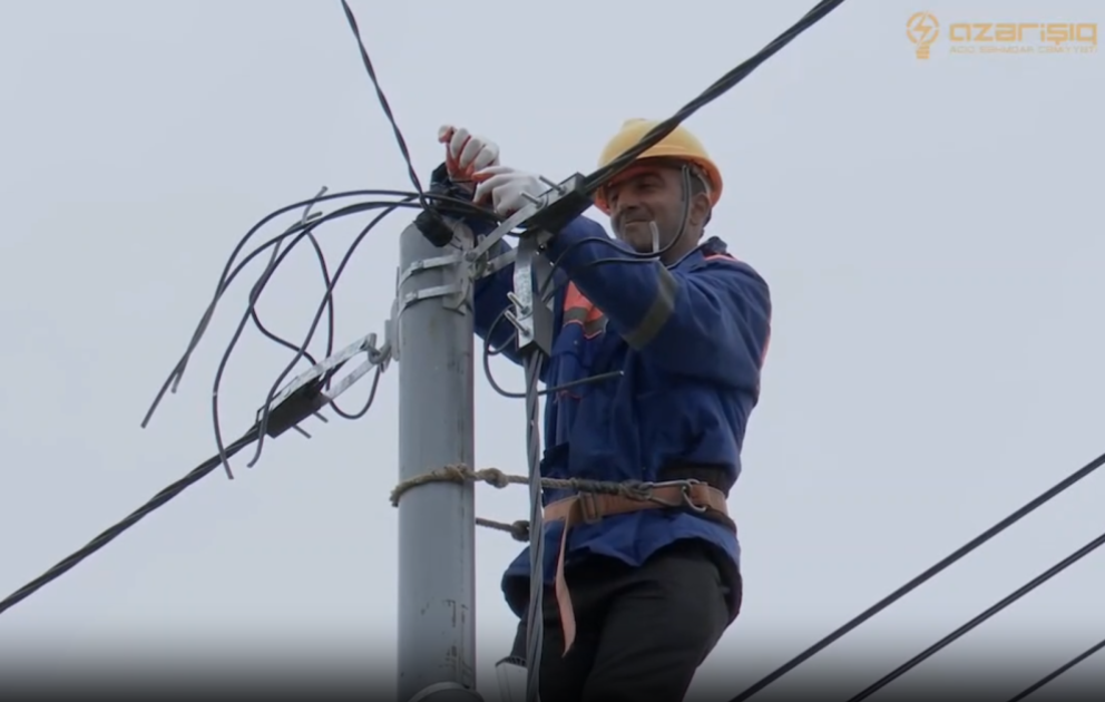 “Azərişıq” Naxçıvanın bir sıra kənd və qəsəbələrinin elektrik şəbəkəsini yenidən qurur VİDEO