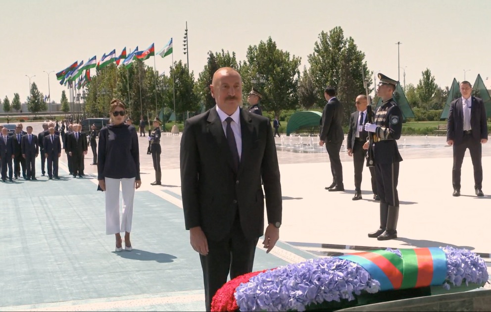 President Ilham Aliyev visited Independence Monument in Tashkent VIDEO