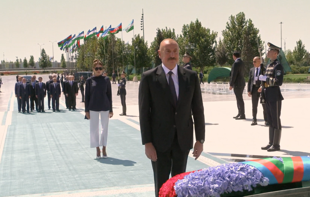 Präsident Ilham Aliyev besucht Unabhängigkeitsdenkmal in Taschkent VIDEO