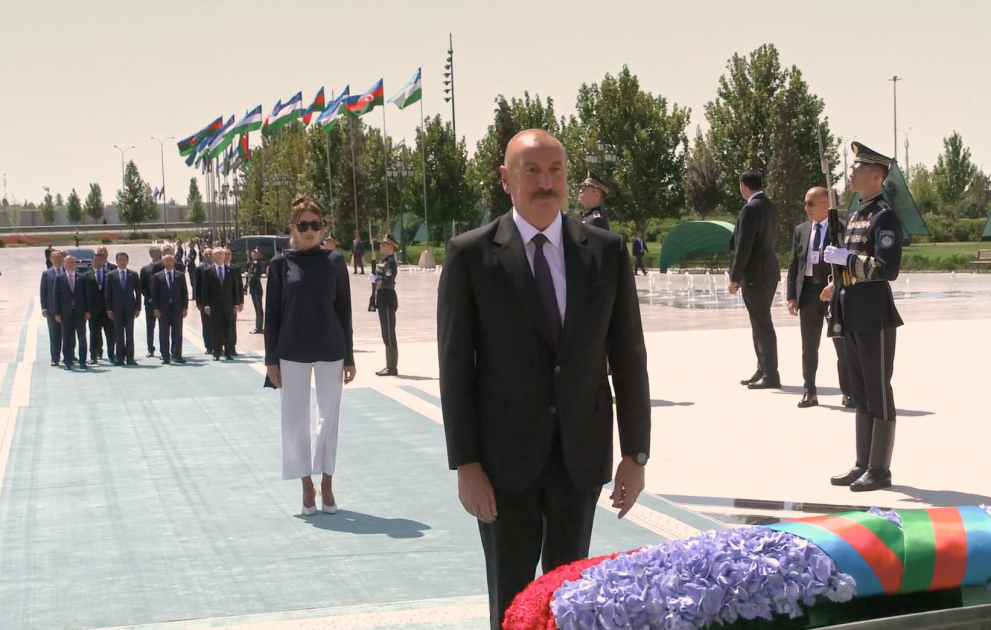Tachkent : le président Ilham Aliyev visite le Monument de l’Indépendance VIDEO