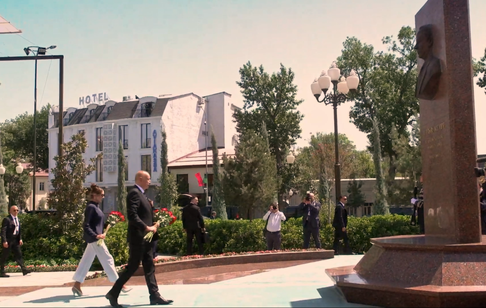 President of Azerbaijan and First Lady laid flowers at bas-relief of National Leader Heydar Aliyev in Tashkent VIDEO