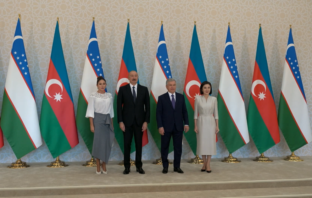 Президенты и первые леди Азербайджана и Узбекистана сделали совместное фото в Государственной резиденции «Куксарой» ВИДЕО