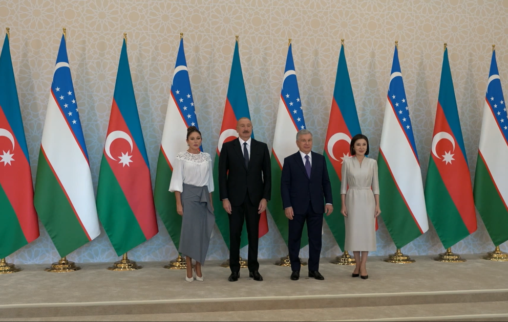 Aserbaidschanische und usbekische Präsidenten und First Ladies posieren für gemeinsames Foto in der staatlichen Residenz „Kuksaroy“ VIDEO