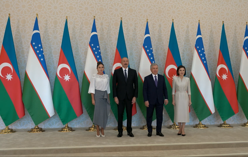 Les présidents et les premières dames d'Azerbaïdjan et d'Ouzbékistan ont posé pour une photo de groupe à la résidence d’Etat « Kuksaroy » VIDEO