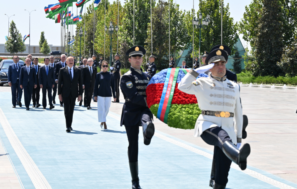 Tachkent : le président Ilham Aliyev visite le Monument de l’Indépendance VIDEO