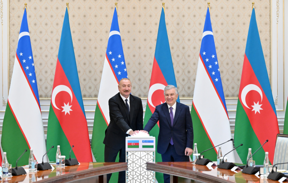 Les présidents Ilham Aliyev et Chavkat Mirzioïev assistent aux cérémonies d'ouverture et de pose de la première pierre des projets mis en œuvre par l'Azerbaïdjan en Ouzbékistan VIDEO