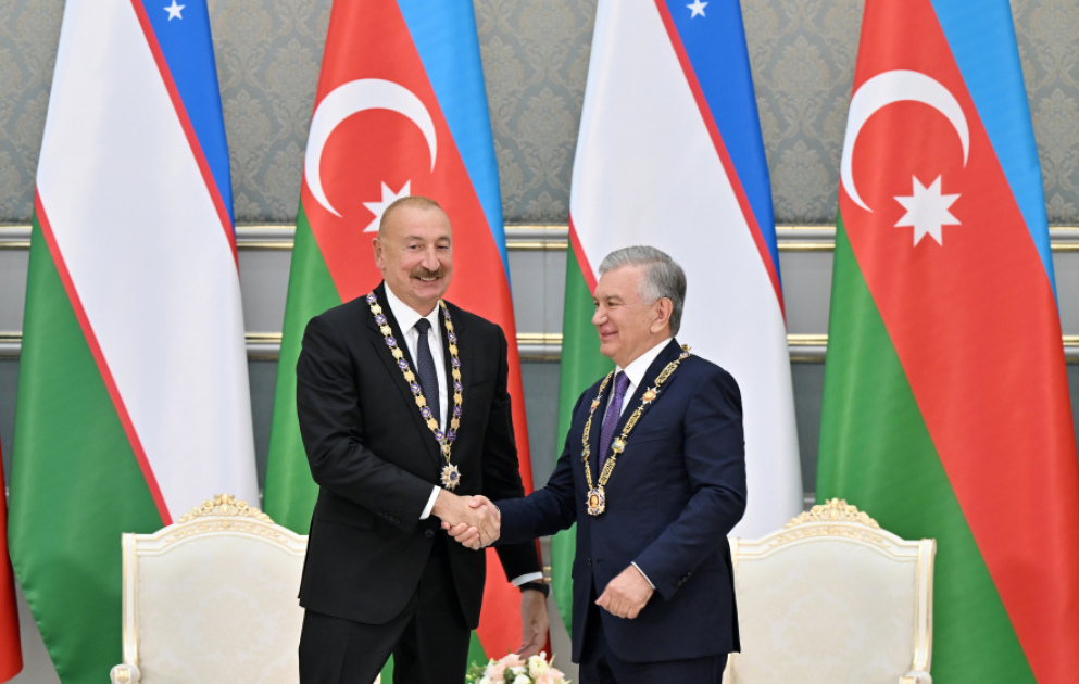Cérémonie de remise de décorations aux présidents de l'Azerbaïdjan et de l'Ouzbékistan à Tachkent VIDEO