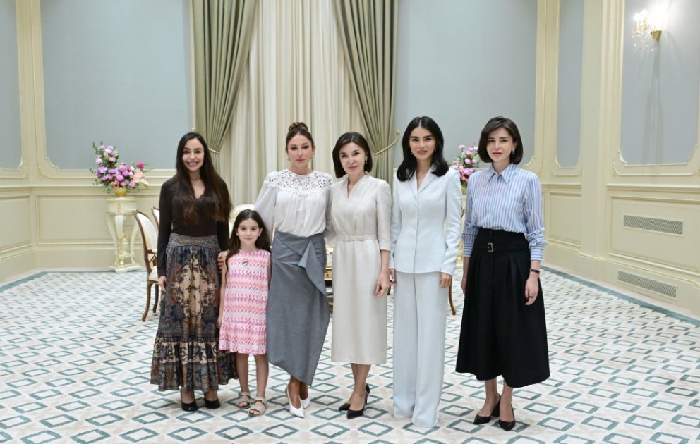 In Taschkent treffen sich First Ladies Aserbaidschans und Usbekistans zu einem persönlichen Gespräch bei einer Teerunde VIDEO