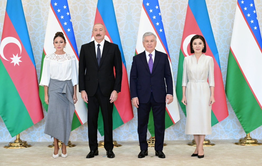 Azərbaycan ilə Özbəkistan prezidentləri və birinci xanımlar “Kuksaroy” Dövlət İqamətgahında birgə foto çəkdiriblər VİDEO