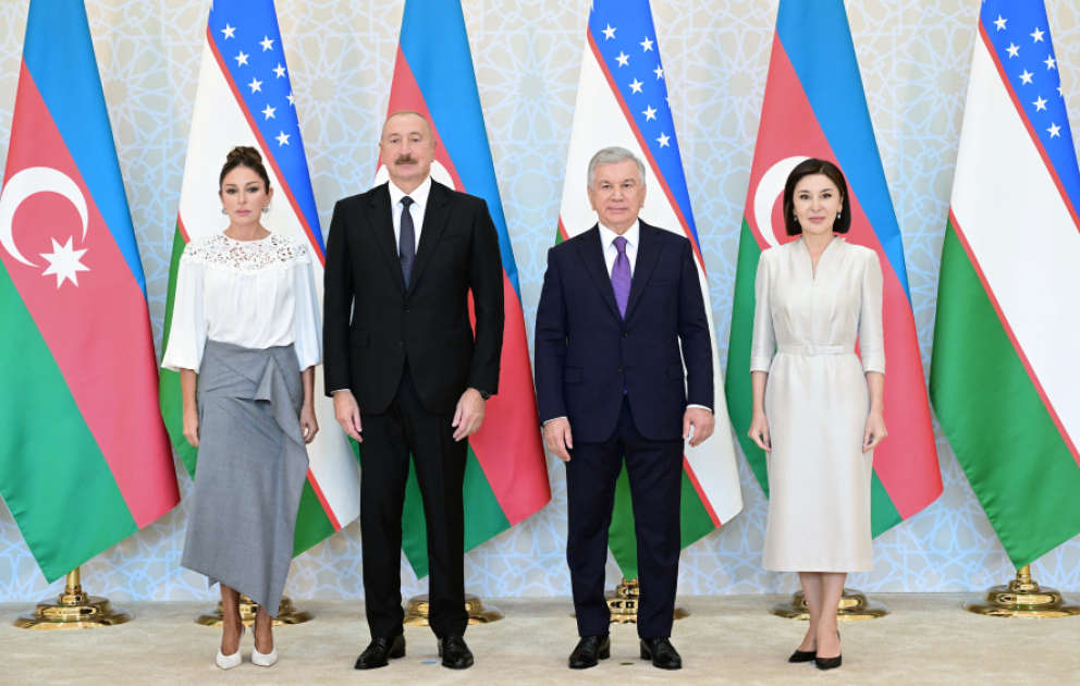 Президенты и первые леди Азербайджана и Узбекистана сделали совместное фото в Государственной резиденции «Куксарой» ВИДЕО
