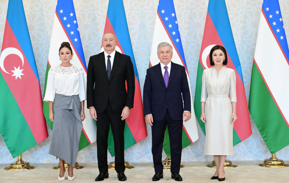 Les présidents et les premières dames d'Azerbaïdjan et d'Ouzbékistan ont posé pour une photo de groupe à la résidence d’Etat « Kuksaroy » VIDEO