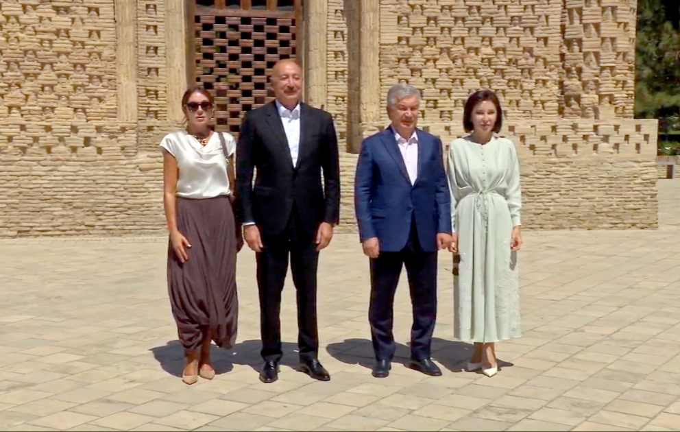 Azərbaycan ilə Özbəkistanın prezidentləri və birinci xanımları Buxarada İsmayıl Samani türbəsi ilə tanış olublar YENİLƏNİB VİDEO