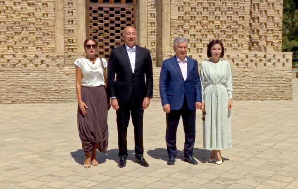 Les présidents et premières dames d'Azerbaïdjan et d'Ouzbékistan visitent le mausolée d'Ismaïl Samani à Boukhara MIS A JOUR VIDEO