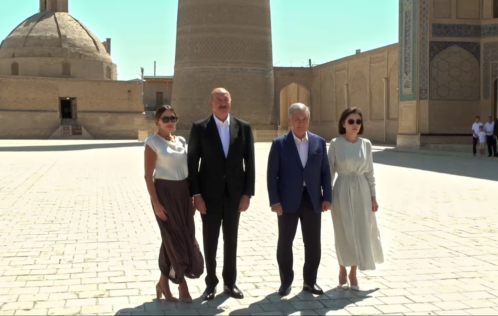 Les présidents et premières dames d'Azerbaïdjan et d'Ouzbékistan visitent le complexe Poi Kalon à Boukhara VIDEO