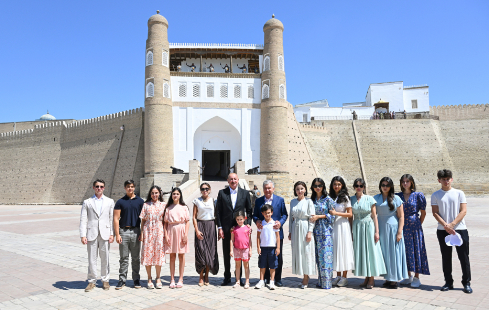Präsidenten und First Ladies von Aserbaidschan und Usbekistan besichtigen Ark-Festung in Buchara VIDEO