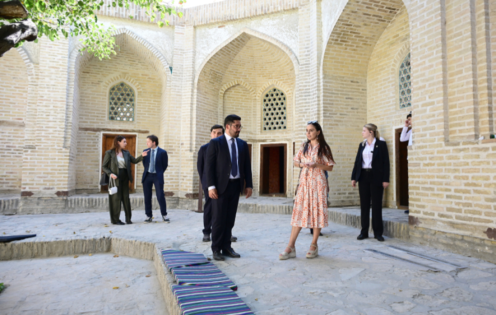 Leyla Aliyeva besichtigt Werke der ersten Biennale für zeitgenössische Kunst in Buchara VIDEO