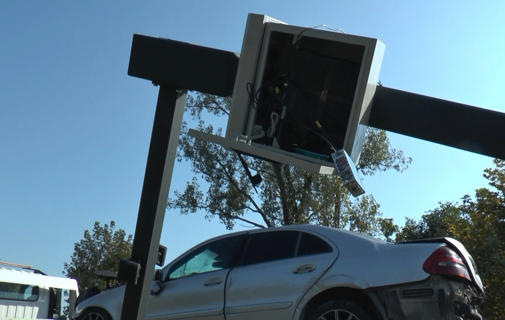 Balakəndə avtomobil radar dirəyini aşırıb, iki nəfər xəsarət alıb VİDEO