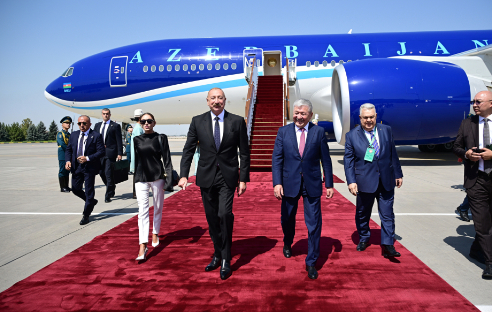 Präsident Ilham Aliyev zu Arbeitsbesuch in Kirgisistan eingetroffen VIDEO