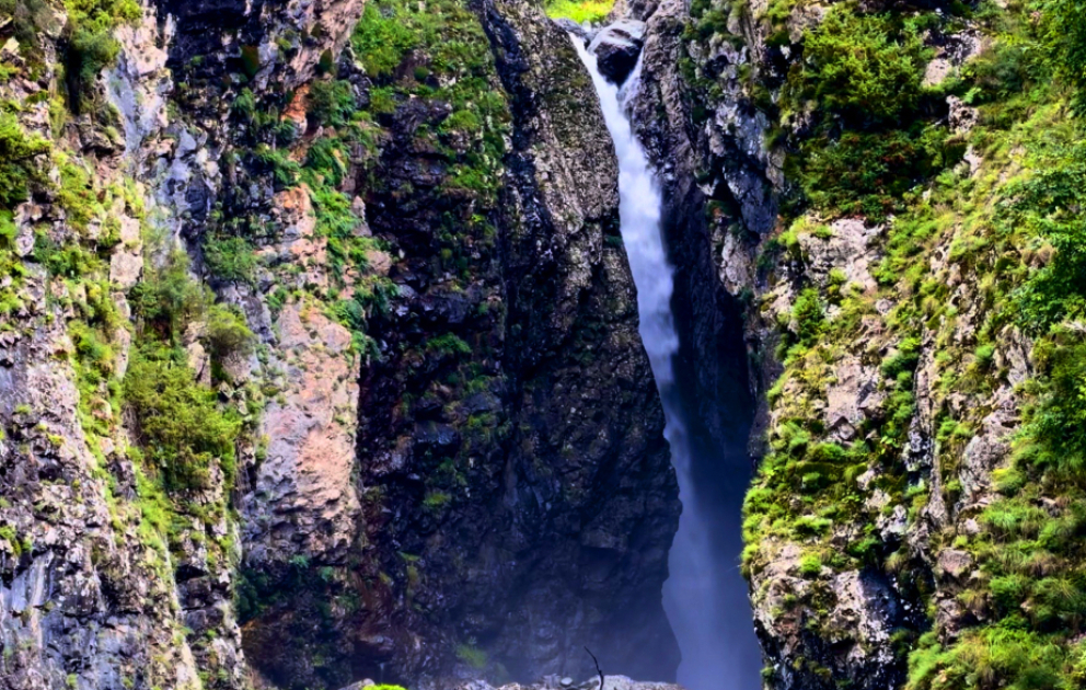 Ein verborgenes Wunder in den Bergen – Ganslar-Wasserfall VIDEO