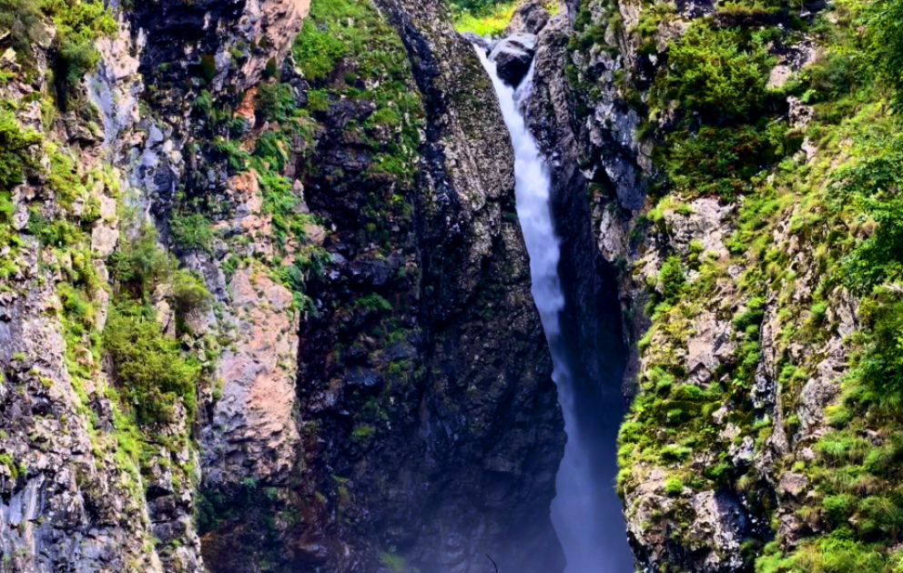 A hidden gem in the mountains – Ganslar Waterfall VIDEO