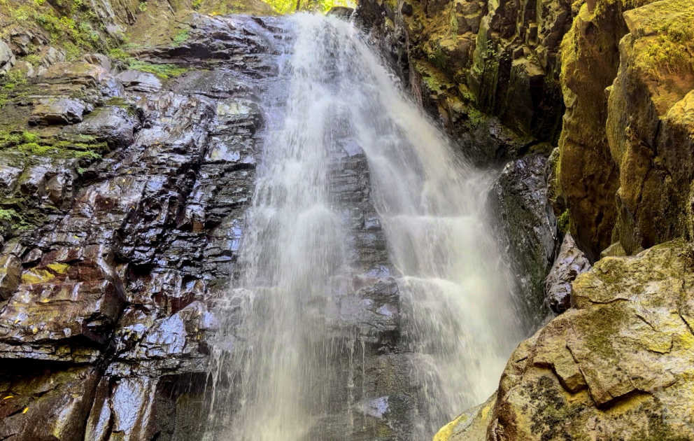 600 Meter bis zu einer atemberaubenden Aussicht – Bibiyani-Wasserfall VIDEO