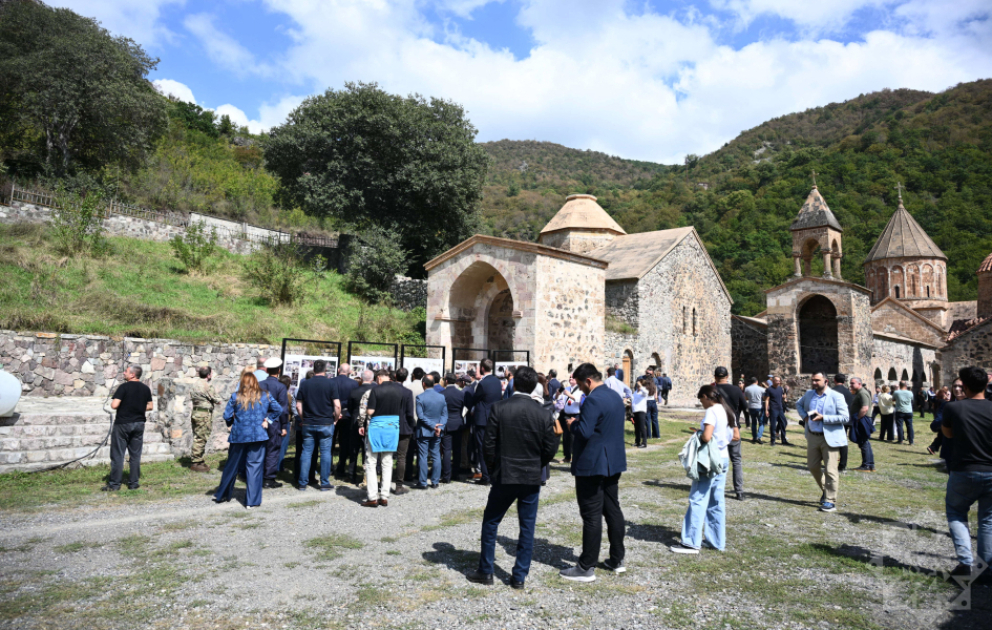Diplomatlar Kəlbəcərdə Xudavəng monastır kompleksinə gəliblər VİDEO
