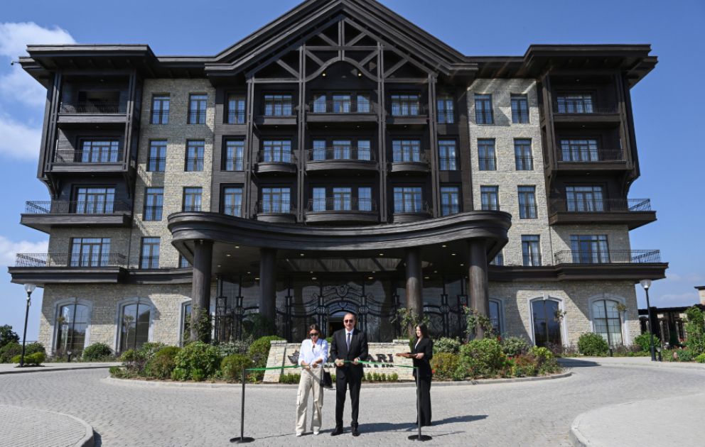 Le président de la République participe à l’inauguration du complexe « Meysari Grand Hotel & SPA » à Chamakhy
