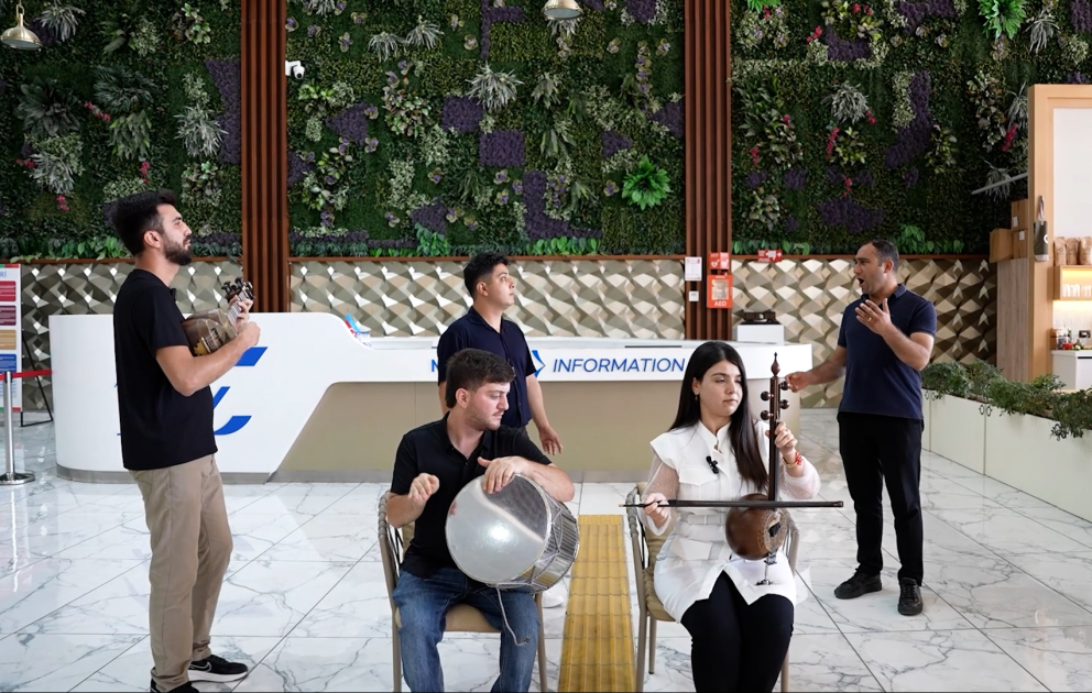 Görmə məhdudiyyətli gənclər Milli Musiqi Günü ilə əlaqədar fləşmob keçiriblər