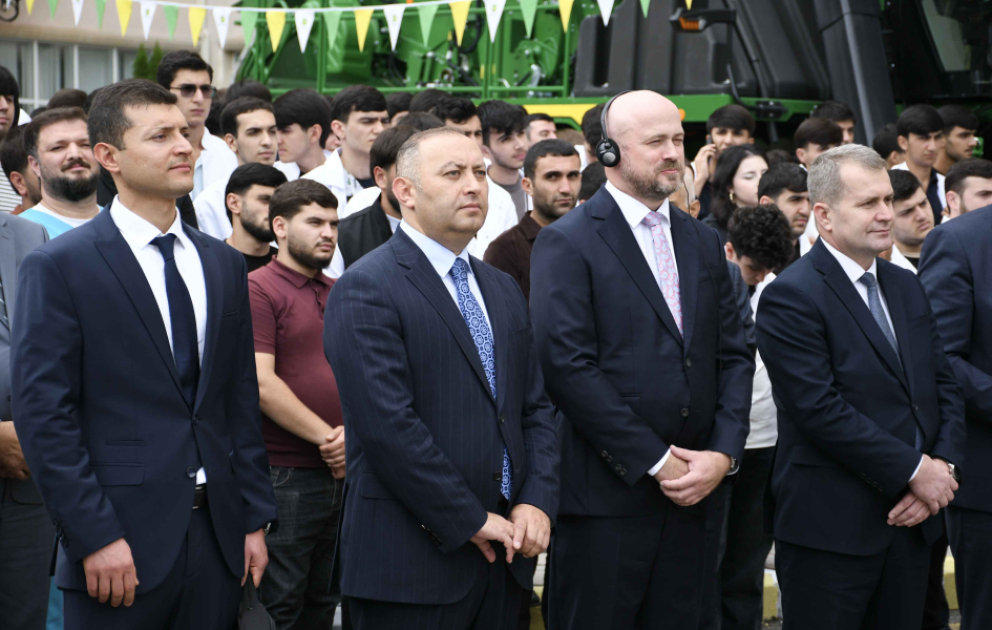 “John Deere” şirkətinin müasir kənd təsərrüfatı texnologiyaları ADAU-da təqdim olunub VİDEO