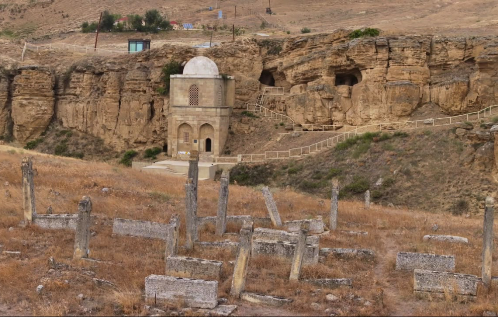 “Diri Baba” türbə-kompleksinin rəhbəri: Övliya Çələbi mağarada qeyri-adi mənzərənin şahidi olub VİDEO