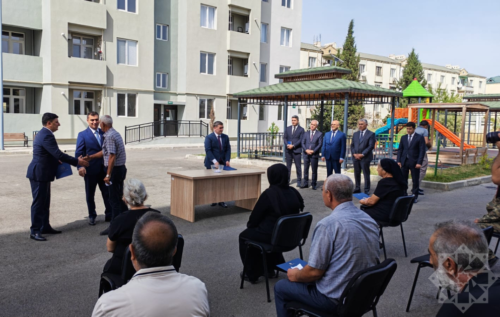 Yevlaxda şəhid ailələri və müharibə ilə əlaqədar əlilliyi olan şəxslərə mənzillər verilib VİDEO