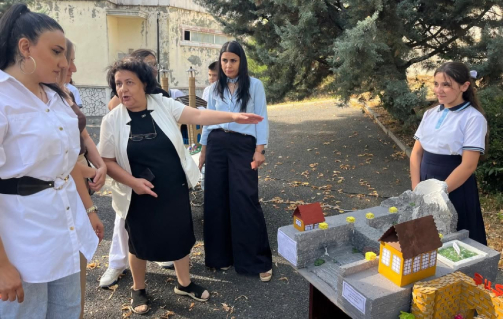 "Şəhərlərimiz gəncliyin gözü ilə" adlı sərgidə 100-ə yaxın əl işi nümayiş etdirilib VİDEO