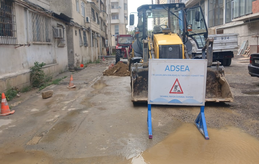 Yasamalda qəza baş vermiş ərazidə su axıntısının qarşısı alınıb VİDEO