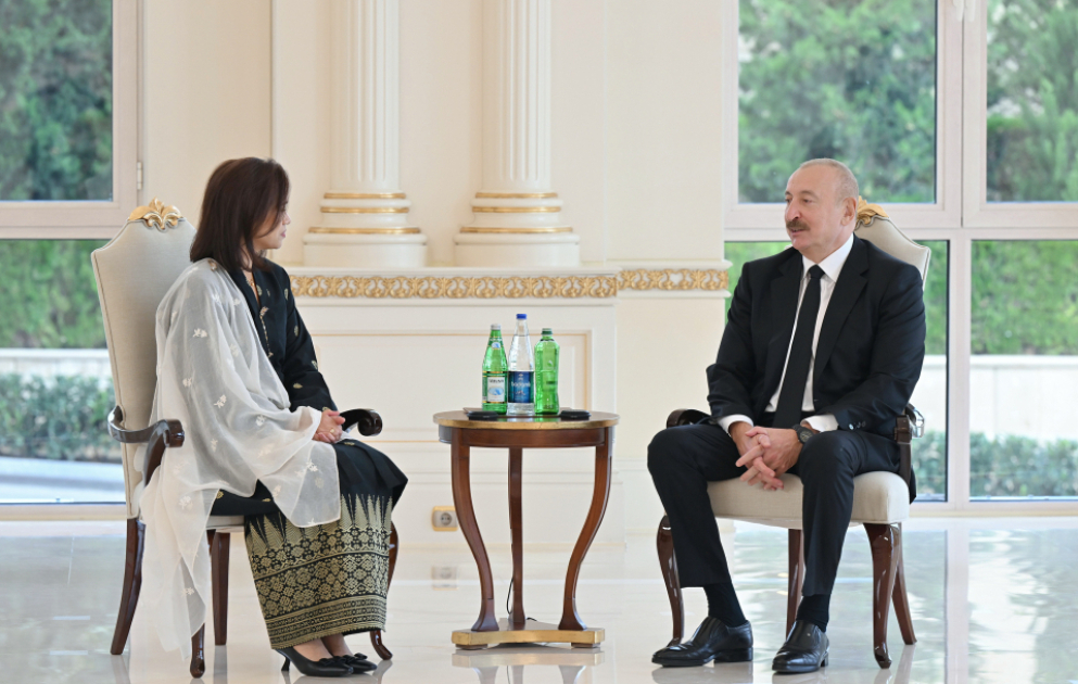 Präsident Ilham Aliyev empfängt neu ernannte Botschafterin Malaysias in Aserbaidschan VIDEO