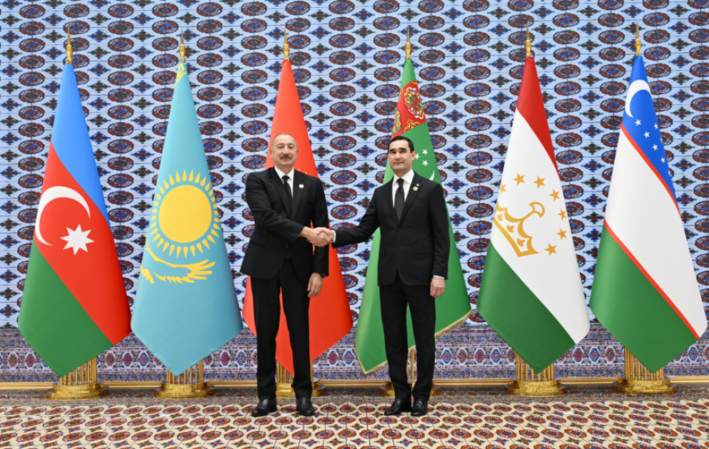 Präsident Ilham Aliyev besucht Awaza-Komplex, um am 8. Konsultationstreffen teilzunehmen VIDEO