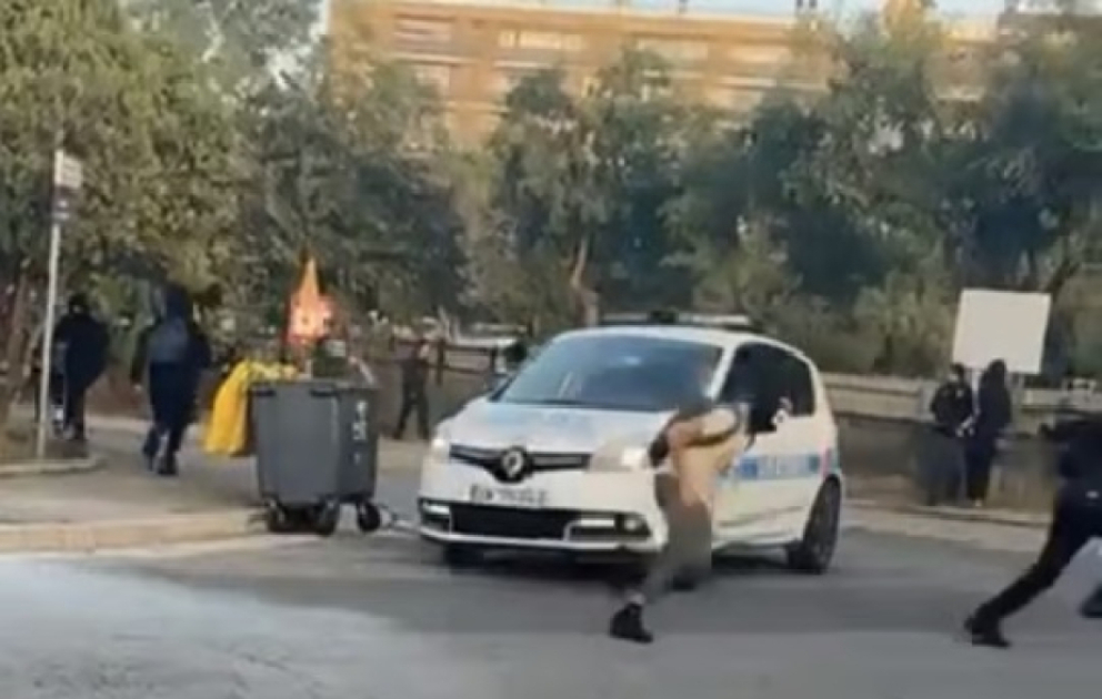 Fransada polis avtomobili etiraz aksiyası keçirən şagirdlərin üstünə sürüb VİDEO