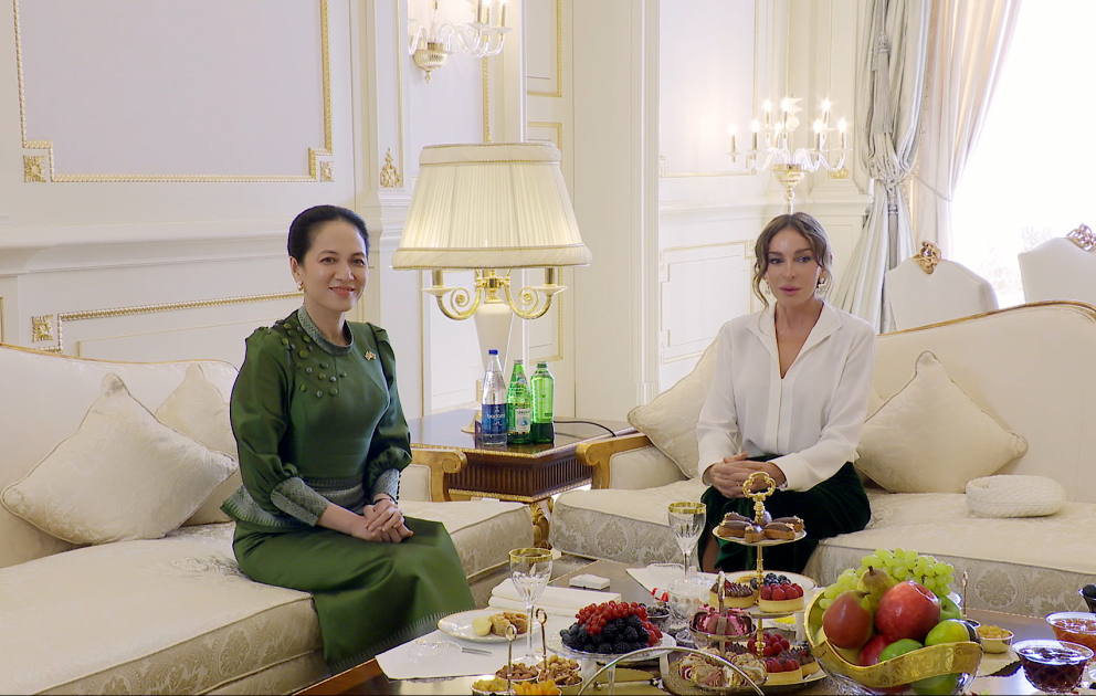 Die First Ladies von Aserbaidschan und Kambodscha treffen zusammen VIDEO