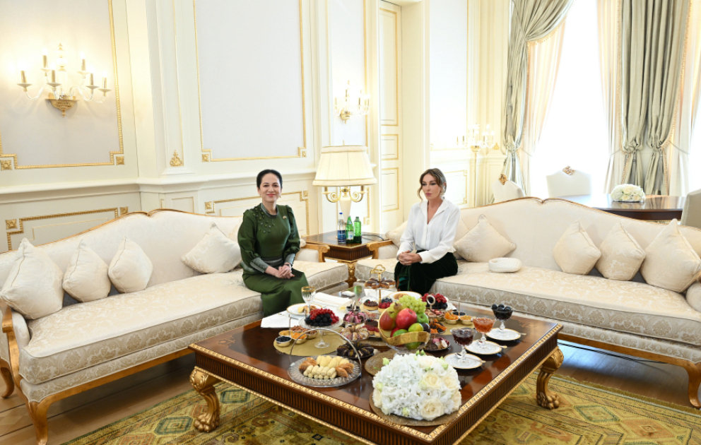 Die First Ladies von Aserbaidschan und Kambodscha treffen zusammen VIDEO
