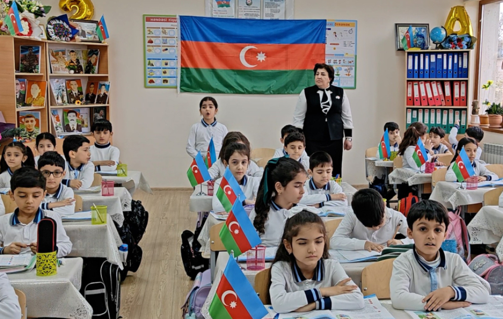 Azərbaycanda vahid məktəbli geyimi VİDEO