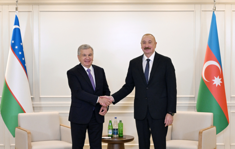 Präsident Ilham Aliyev trifft Präsident Usbekistans VIDEO