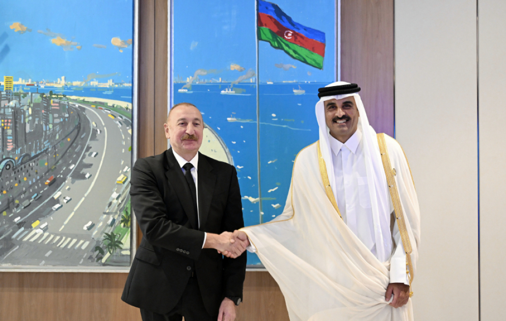 Präsident Ilham Aliyev trifft mit dem Emir von Katar zusammen VIDEO