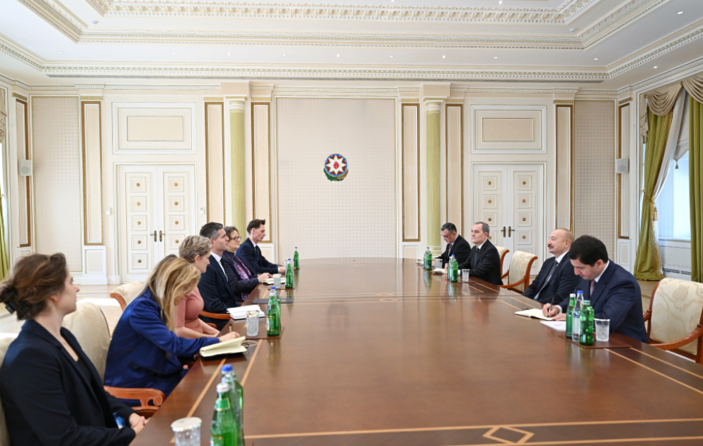 Präsident Ilham Aliyev empfängt niederländischen Außenminister VIDEO
